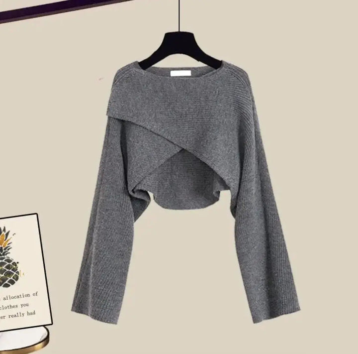 Ensemble pantalon fluide, blouse élégante et pull léger