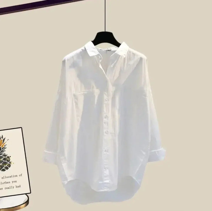 Ensemble pantalon fluide, blouse élégante et pull léger