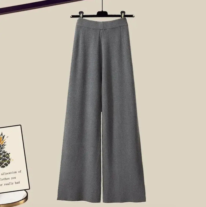 Ensemble pantalon fluide, blouse élégante et pull léger