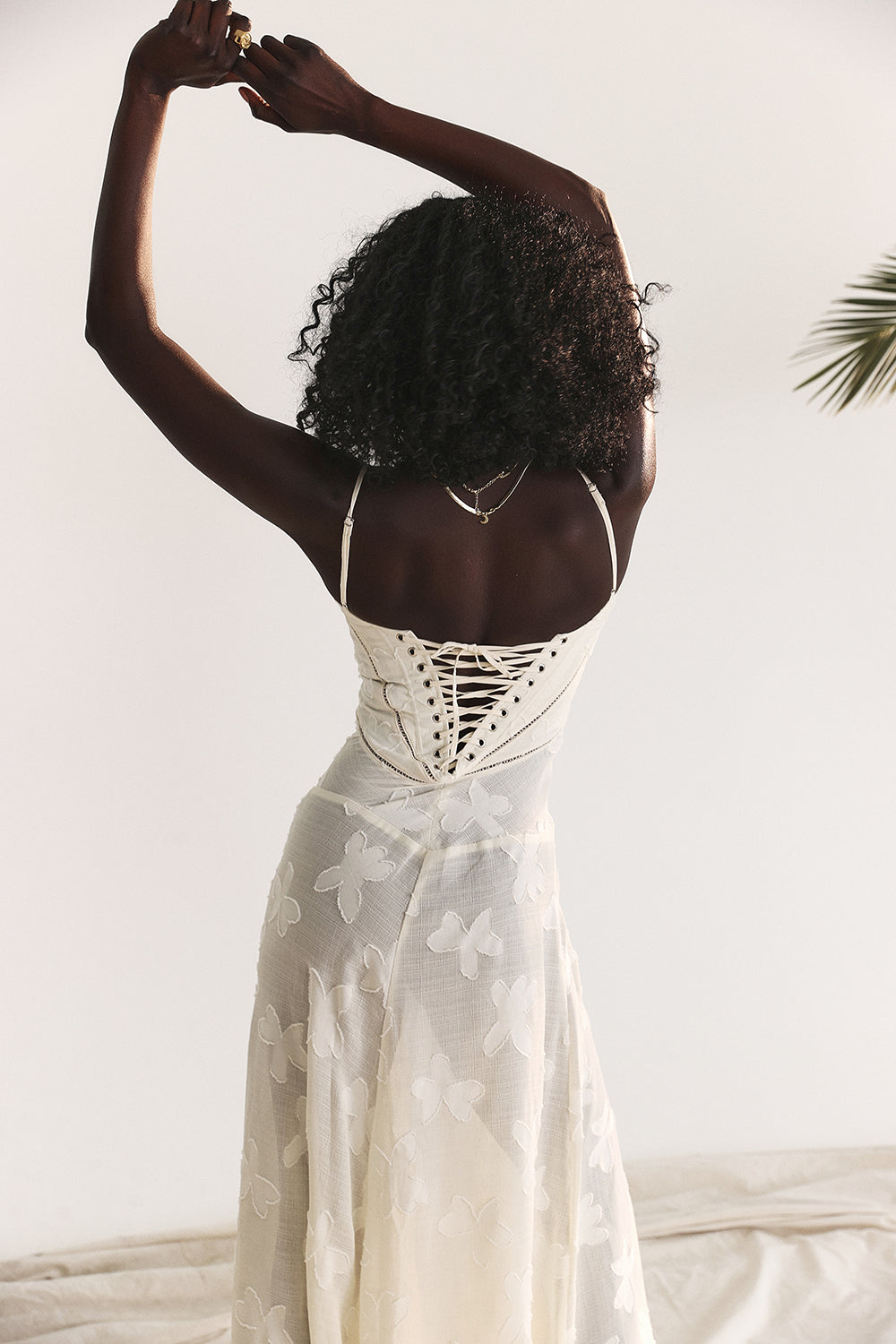 Robe longue fluide brodée dos nu été