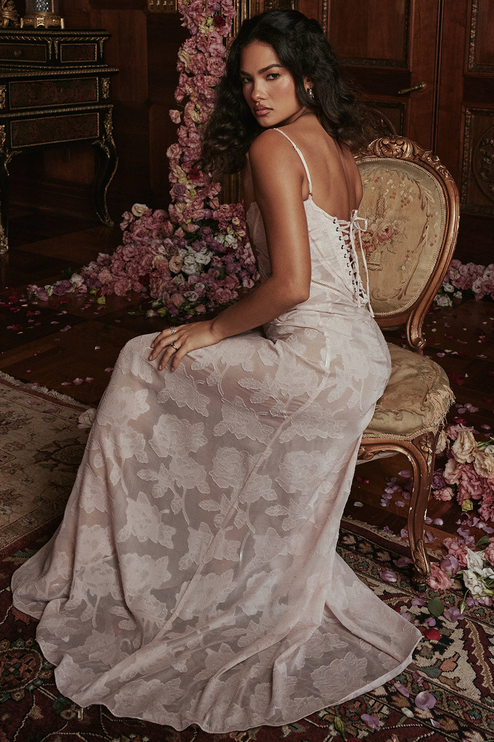 Robe longue fluide brodée dos nu été