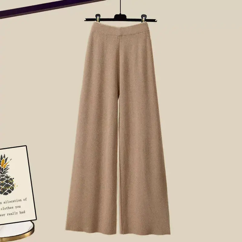 Ensemble pantalon fluide, blouse élégante et pull léger