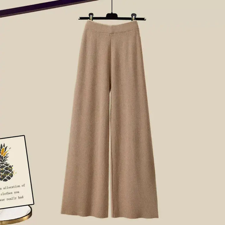 Ensemble pantalon fluide, blouse élégante et pull léger