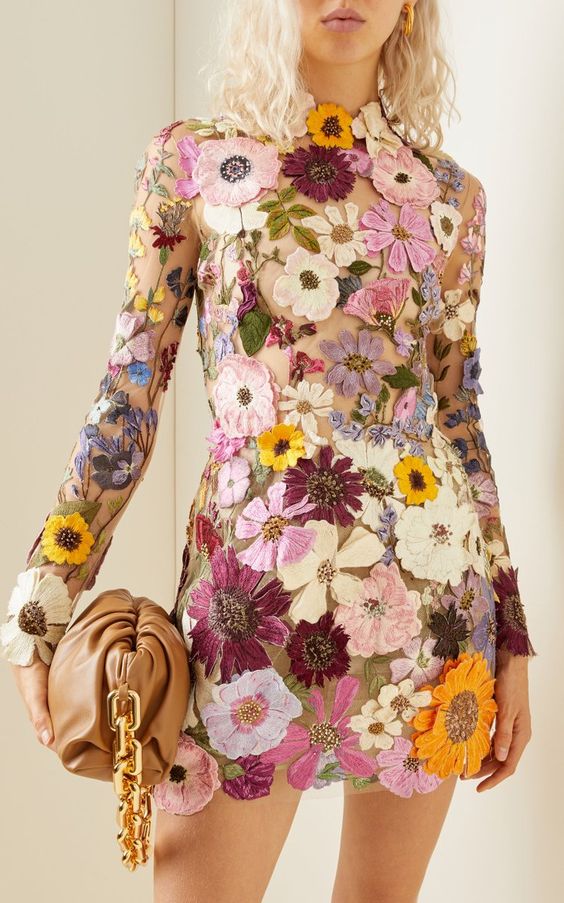 Robe à broderie florale à manches longues