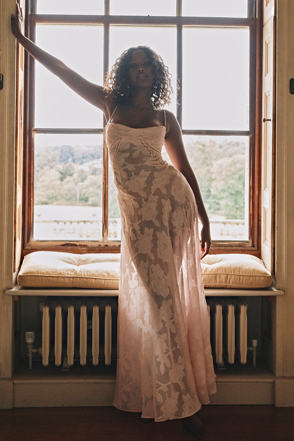 Robe longue fluide brodée dos nu été