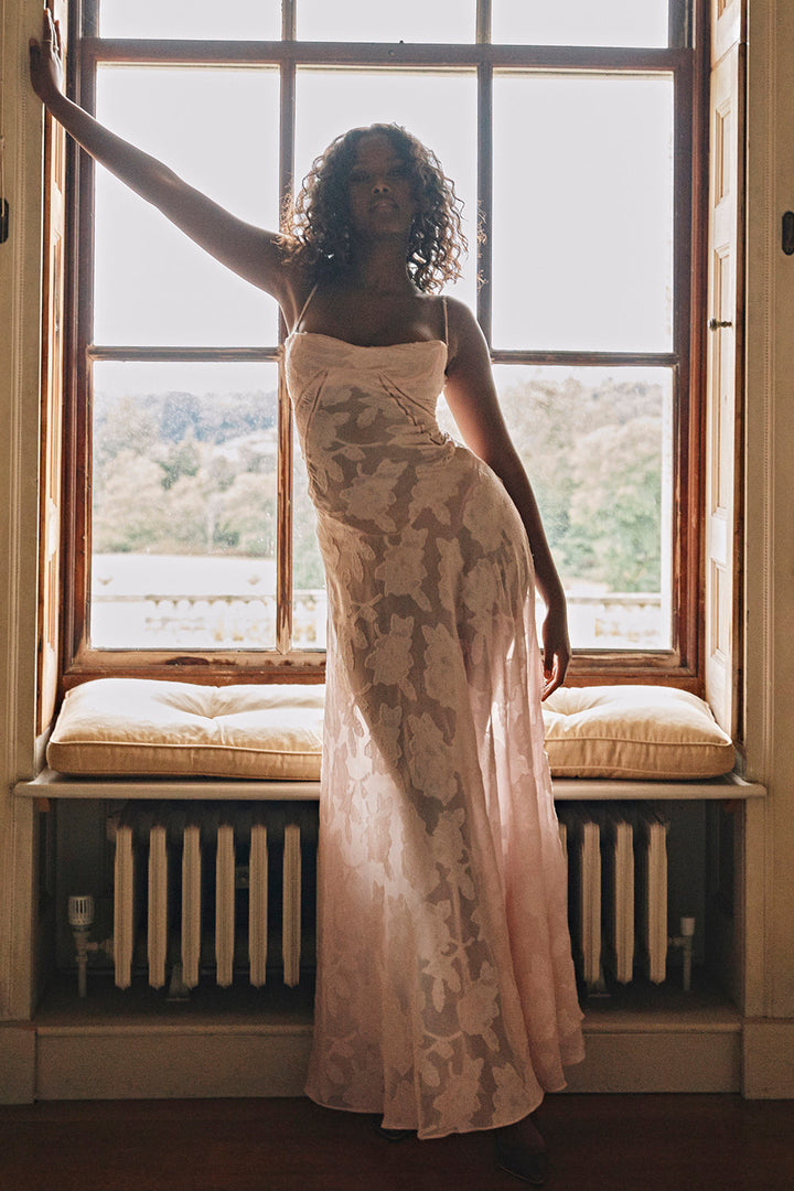 Robe longue fluide brodée dos nu été
