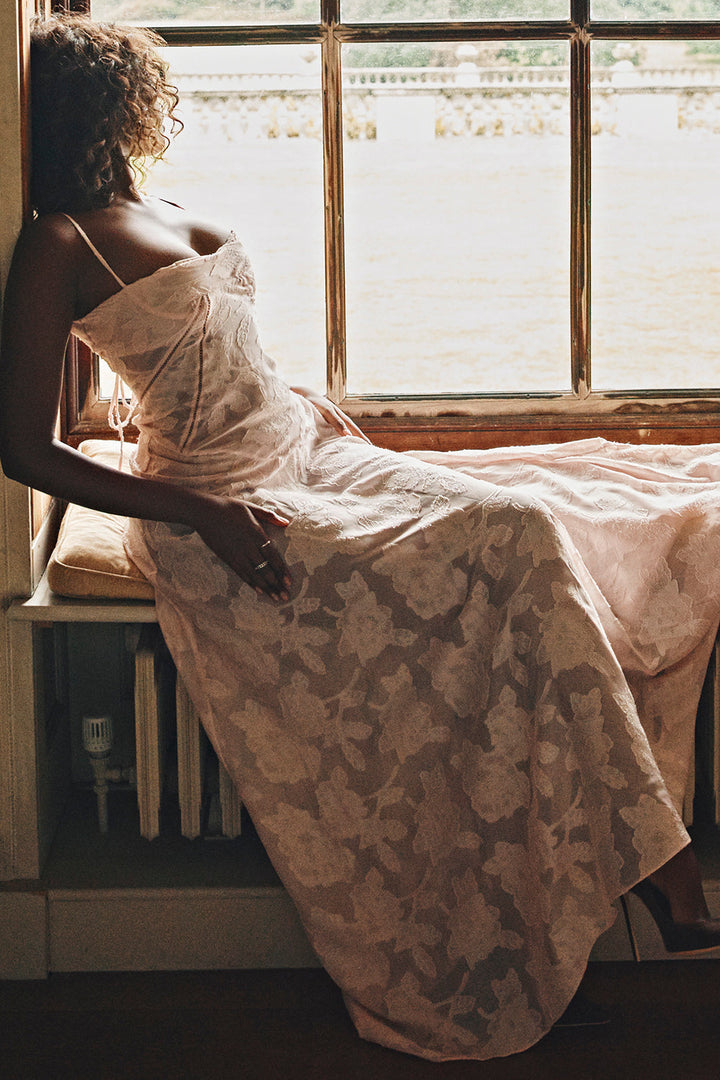 Robe longue fluide brodée dos nu été