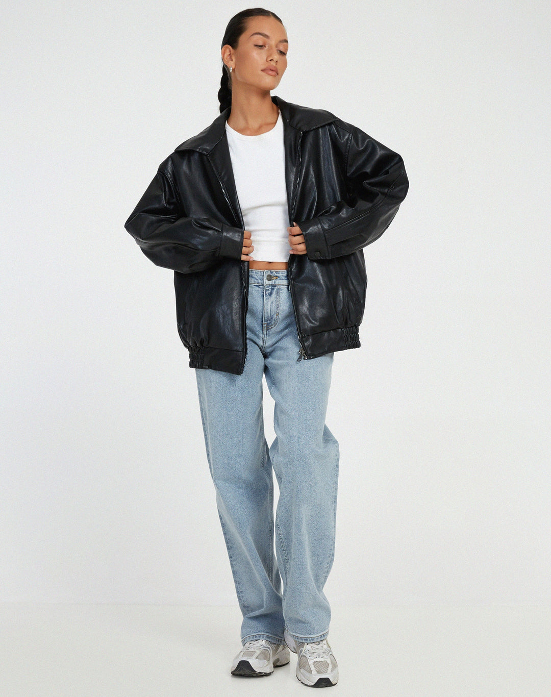 Veste en cuir mi-longue au style épuré
