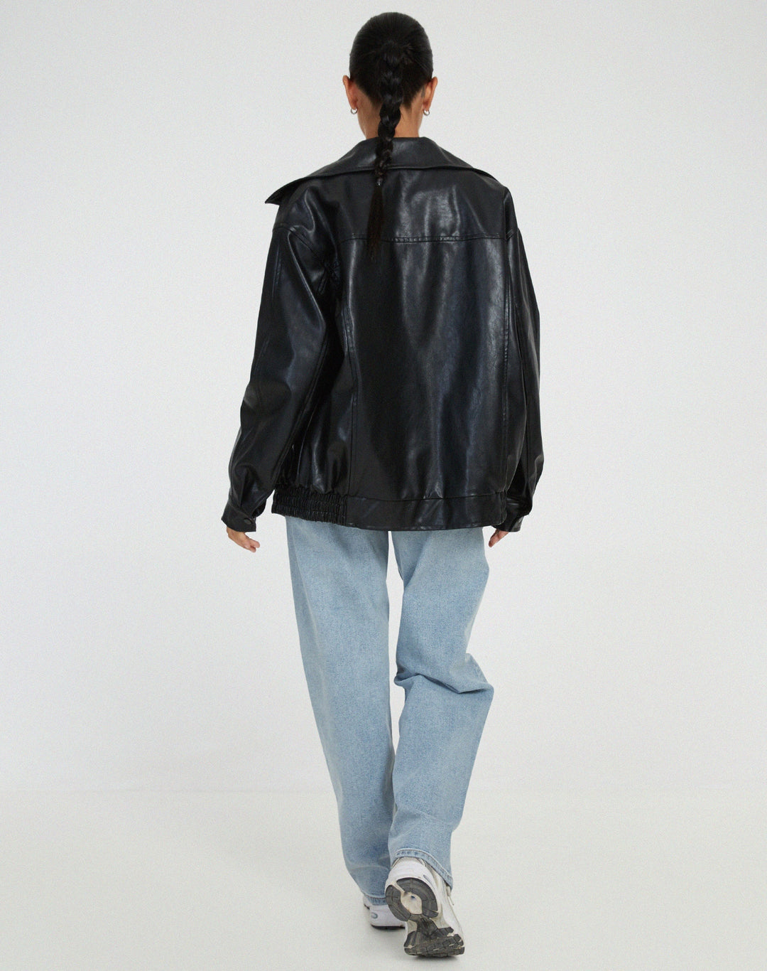 Veste en cuir mi-longue au style épuré