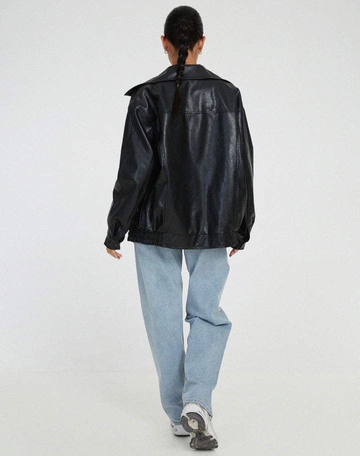 Veste en cuir mi-longue au style épuré