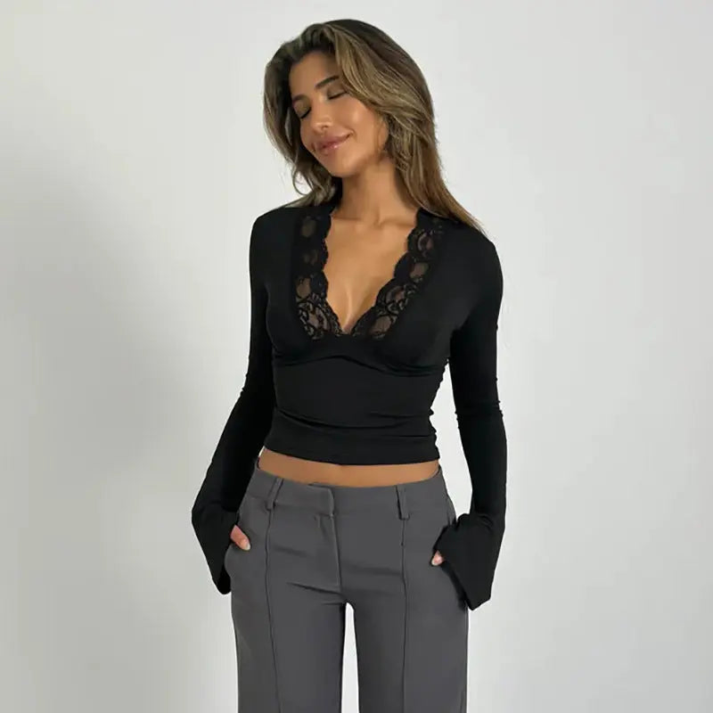 Top en dentelle avec décolleté en V profond
