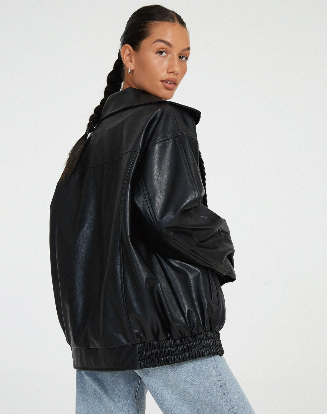 Veste en cuir mi-longue au style épuré