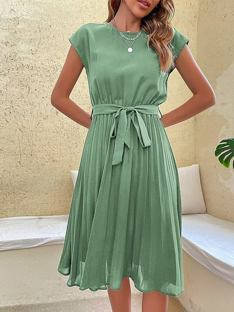 Robe midi plissée élégante à taille marquée