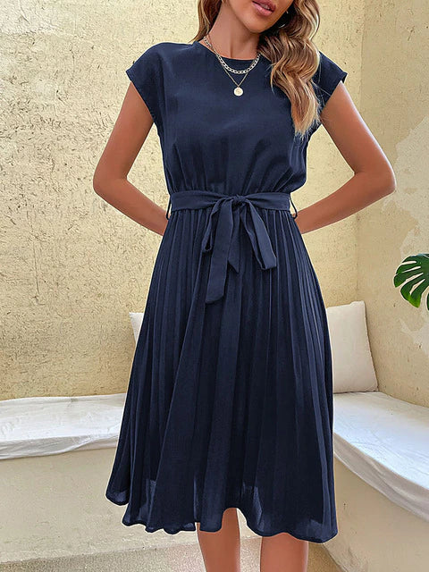 Robe midi plissée élégante à taille marquée