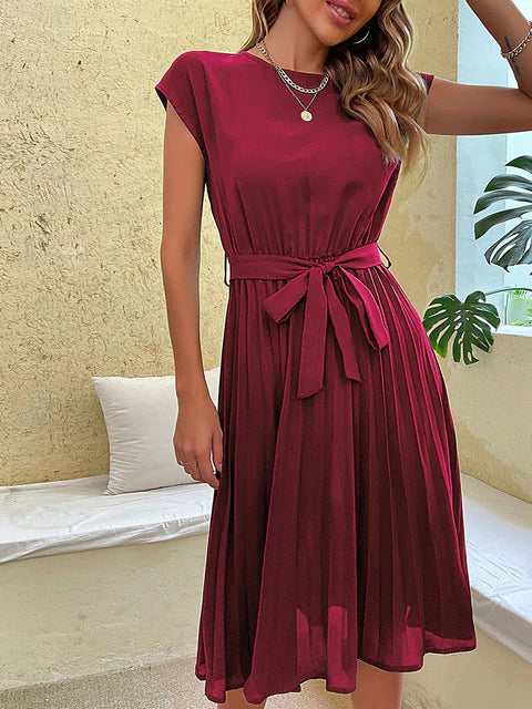 Robe midi plissée élégante à taille marquée