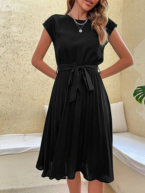 Robe midi plissée élégante à taille marquée