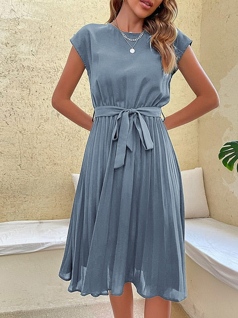 Robe midi plissée élégante à taille marquée