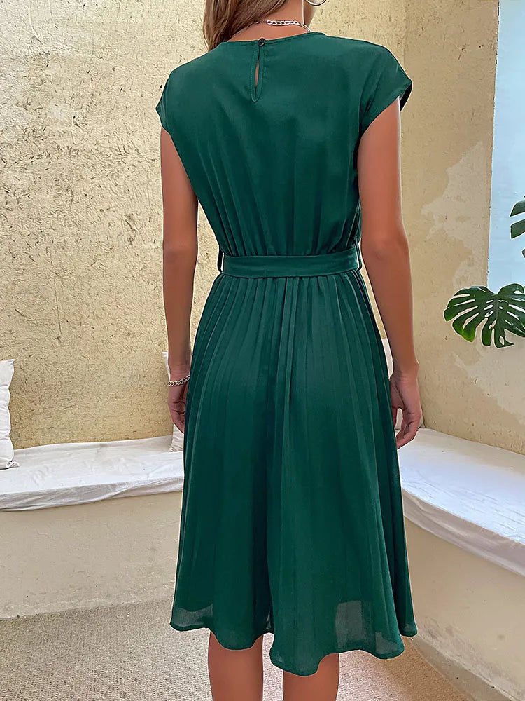 Robe midi plissée élégante à taille marquée
