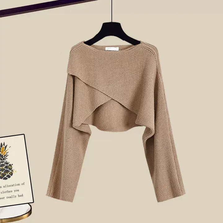 Ensemble pantalon fluide, blouse élégante et pull léger