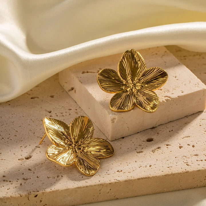 Boucles d’oreilles fleur délicate dorées