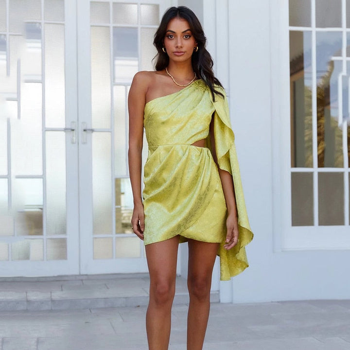 Robe asymétrique satinée mini pour soirée élégante