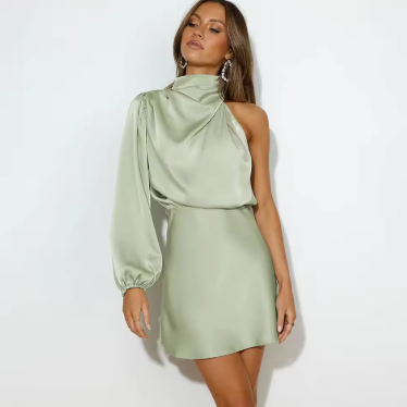 Robe asymétrique fluide satinée