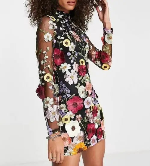 Robe à broderie florale à manches longues