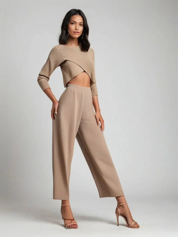 Ensemble pantalon fluide, blouse élégante et pull léger