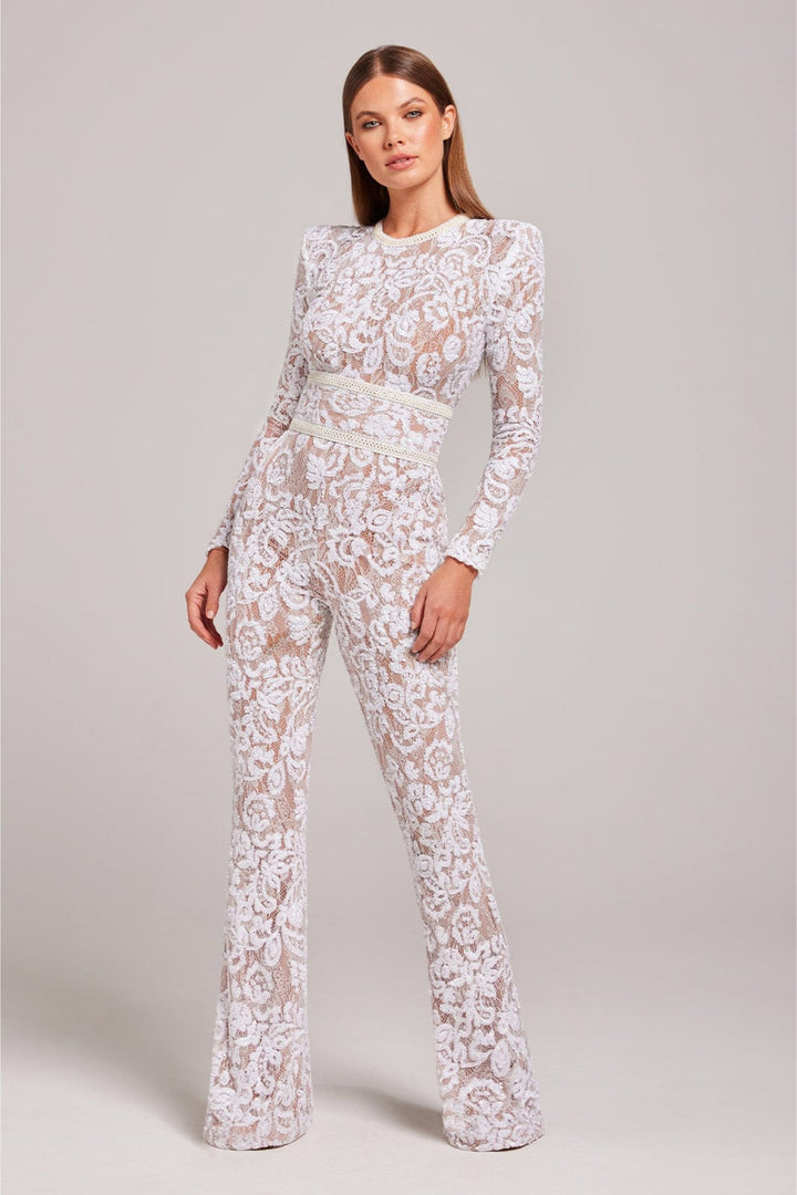 Jumpsuit élégant à taille cintrée et détails en dentelle