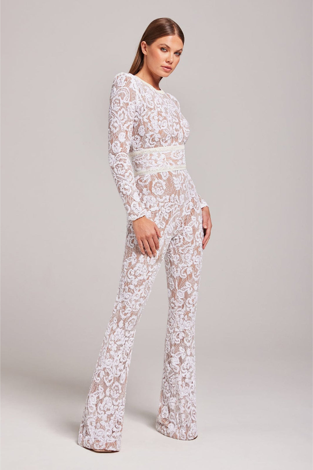 Jumpsuit élégant à taille cintrée et détails en dentelle