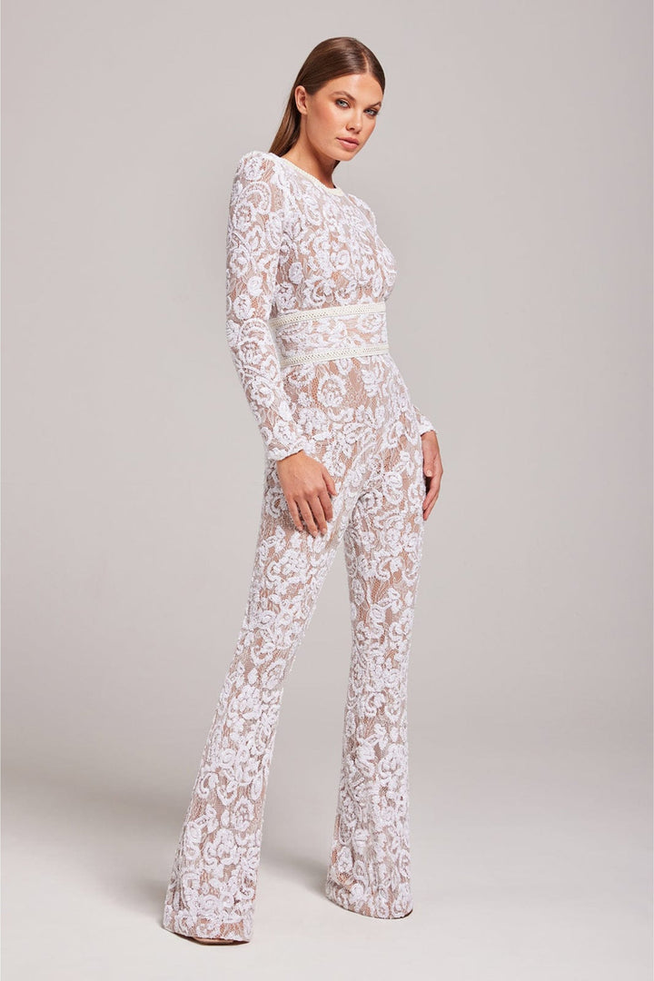 Jumpsuit élégant à taille cintrée et détails en dentelle
