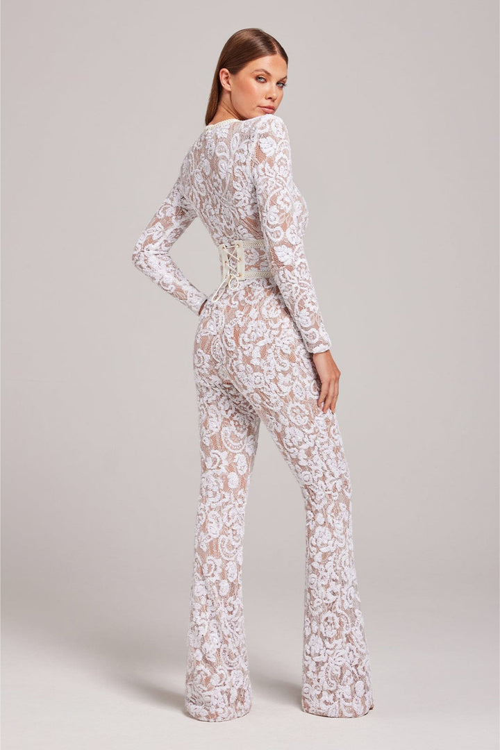 Jumpsuit élégant à taille cintrée et détails en dentelle