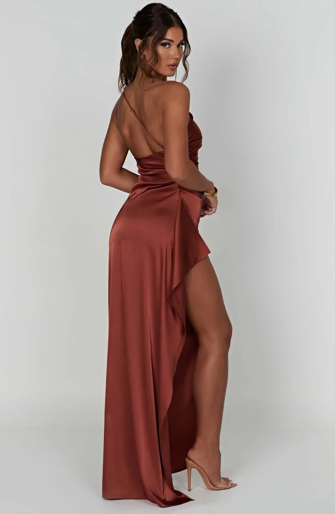 Robe longue satinée fluide soirée élégante