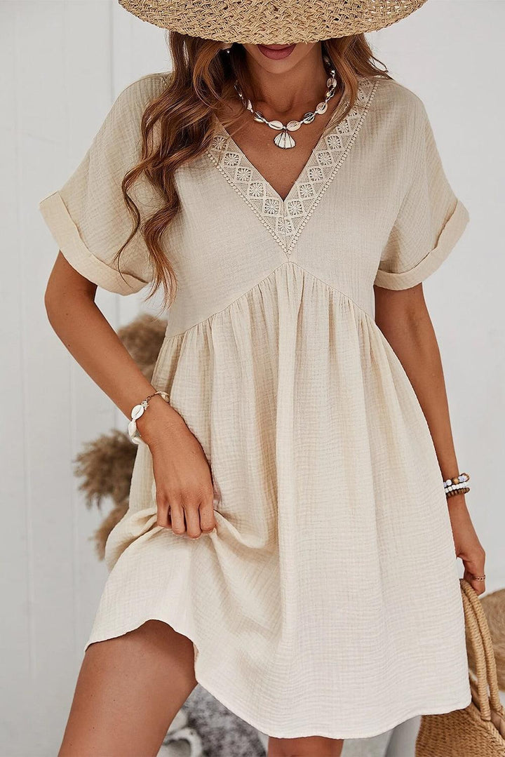 Robe courte fluide à dentelle élégante