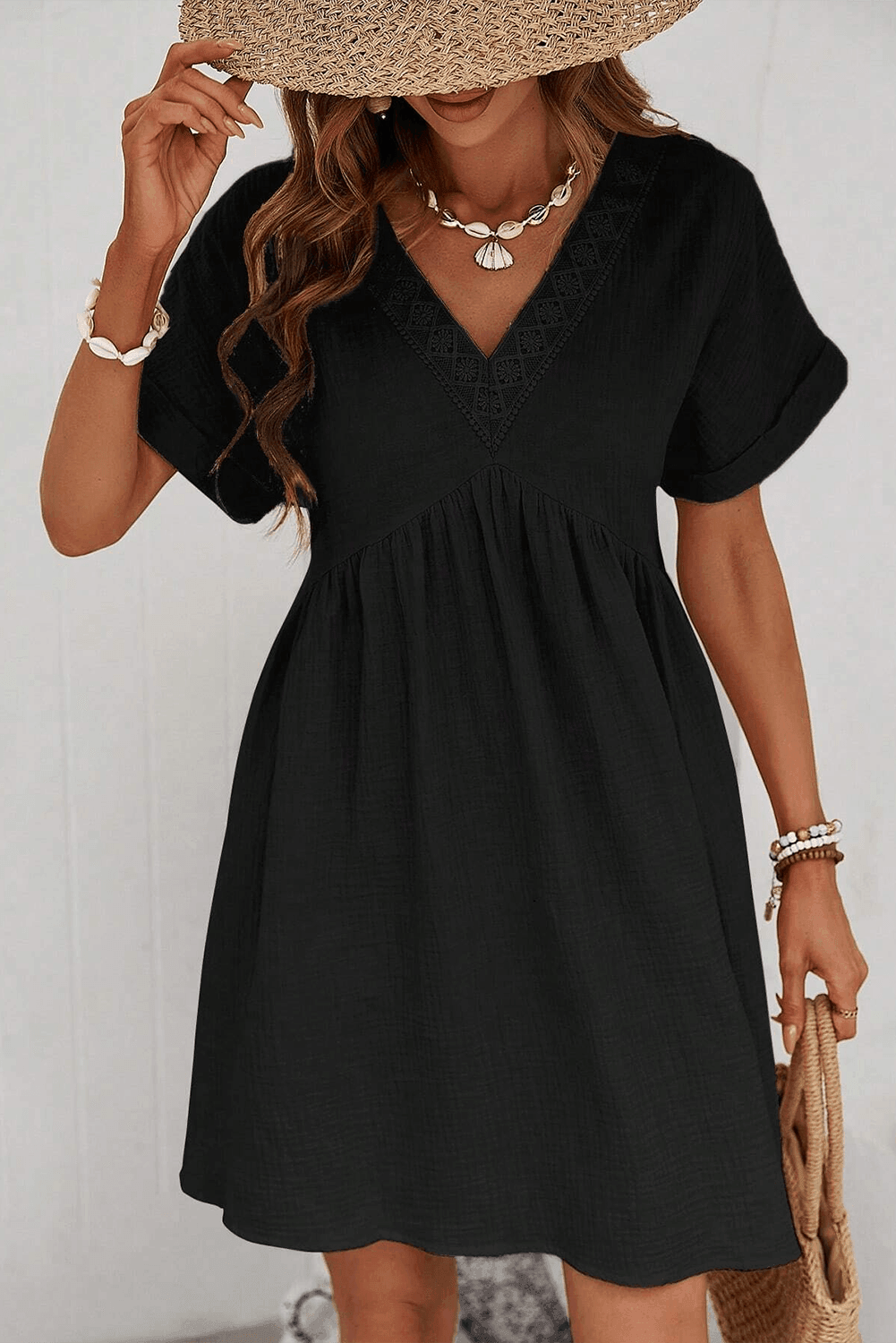 Robe courte fluide à dentelle élégante