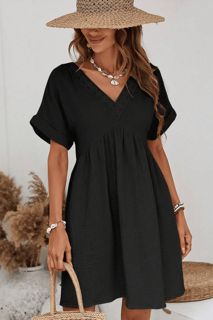 Robe courte fluide à dentelle élégante