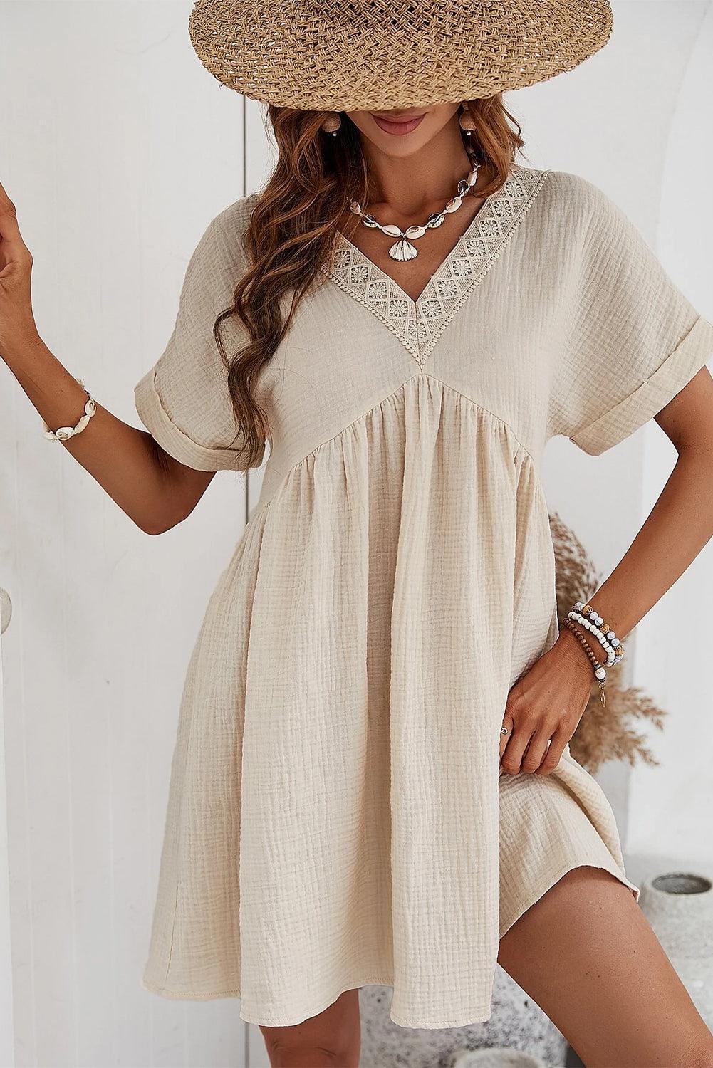 Robe courte fluide à dentelle élégante
