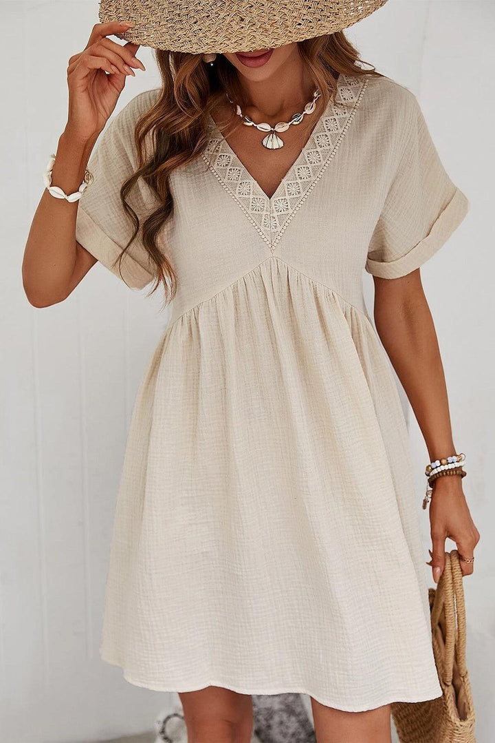 Robe courte fluide à dentelle élégante