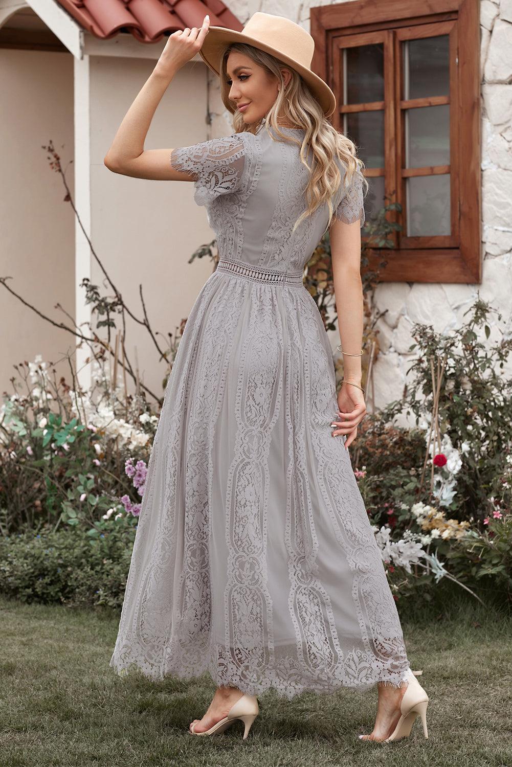 Robe longue fluide en dentelle élégante