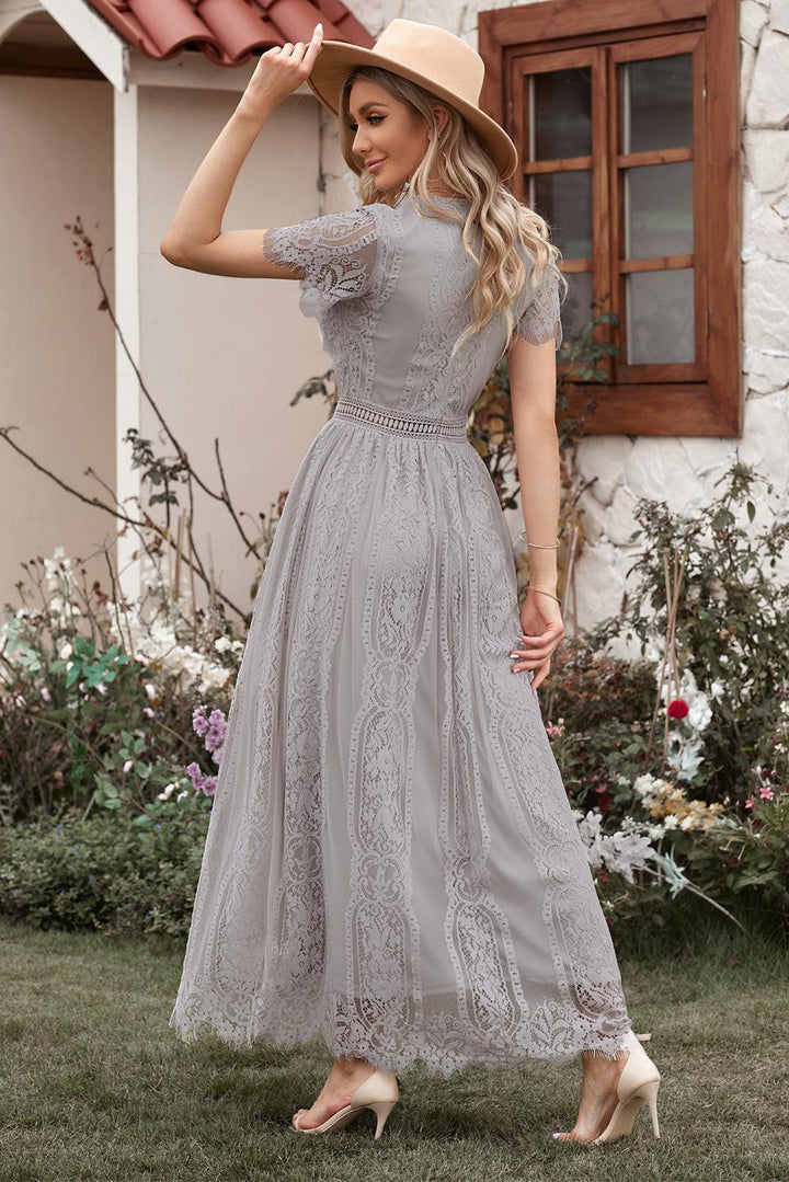 Robe longue fluide en dentelle élégante