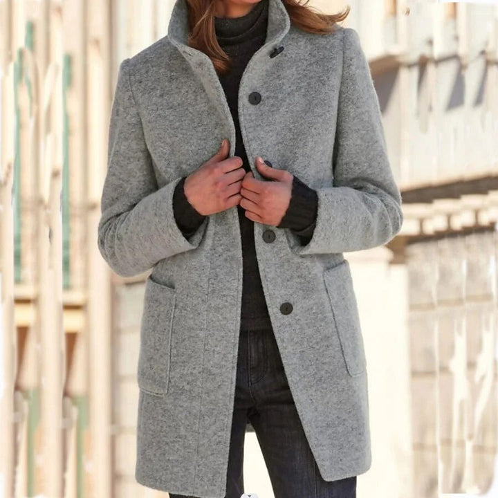 Manteau long à col montant et boutons vintage