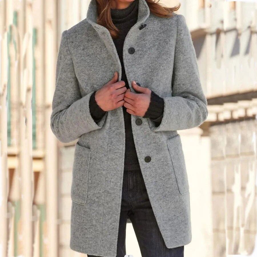 Manteau long à col montant et boutons vintage