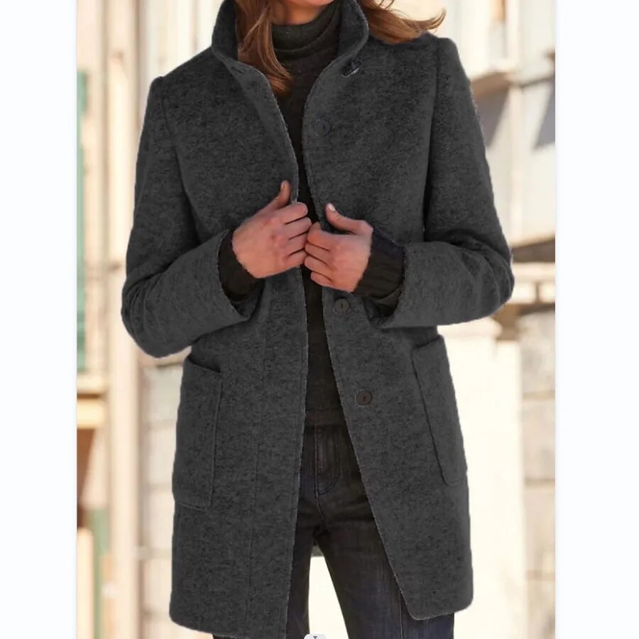 Manteau long à col montant et boutons vintage