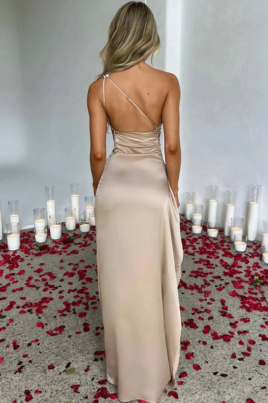 Robe asymétrique fluide avec fente élégante