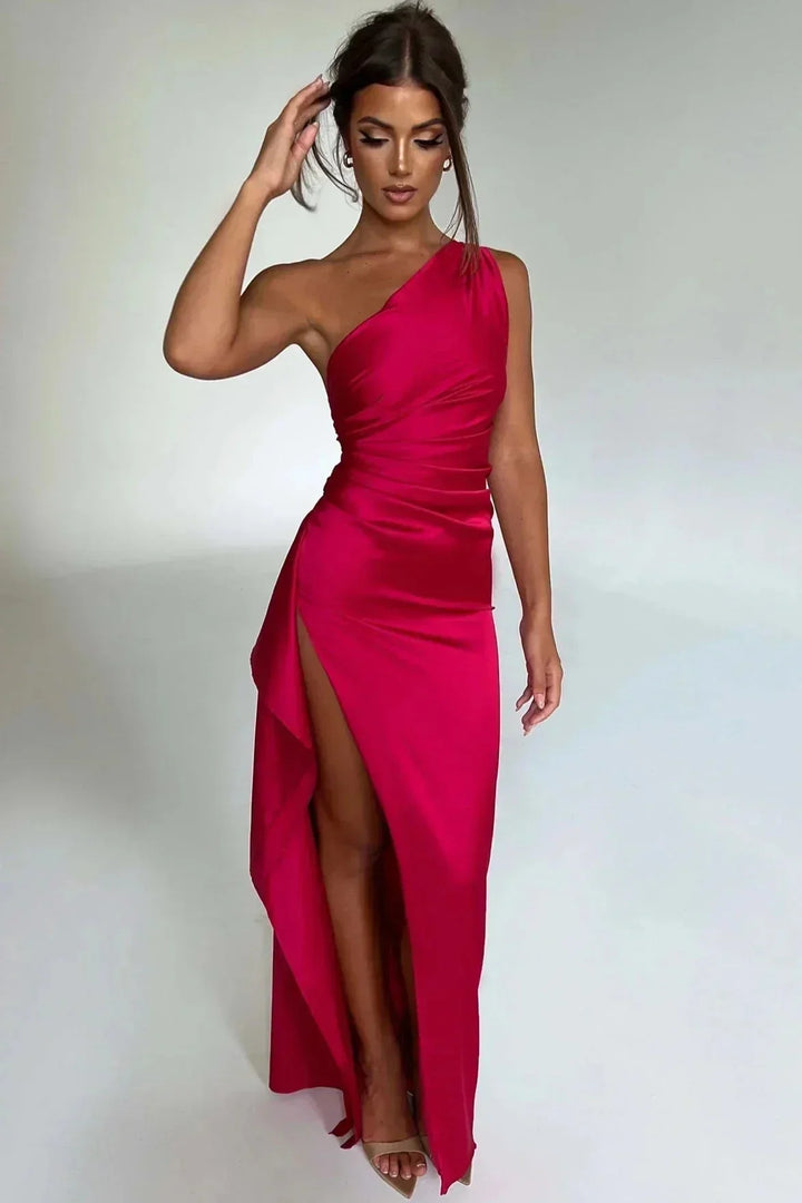 Robe asymétrique fluide avec fente élégante