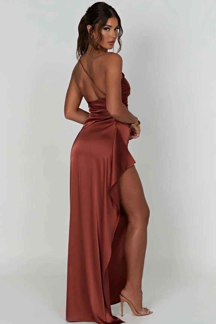 Robe asymétrique fluide avec fente élégante