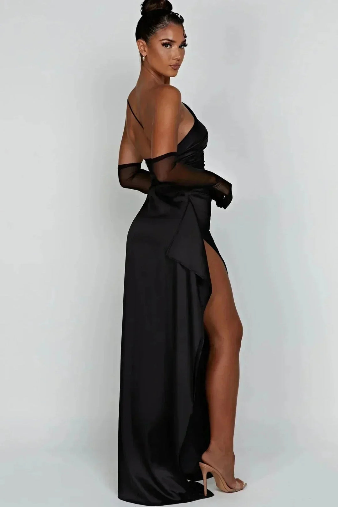 Robe asymétrique fluide avec fente élégante