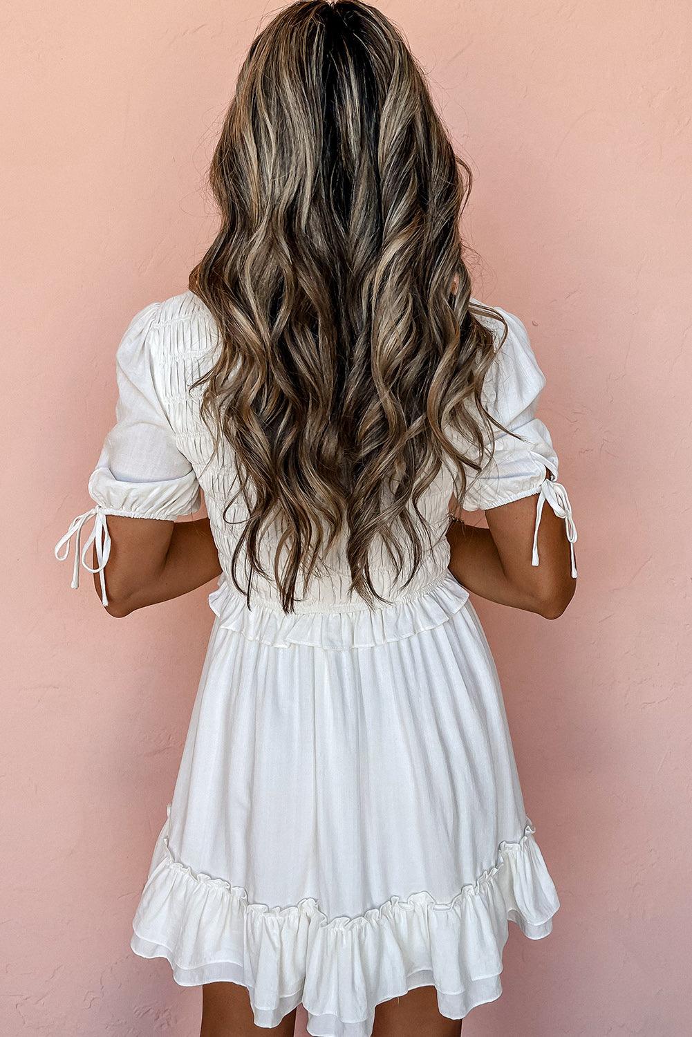 Robe courte smockée à manches bouffantes