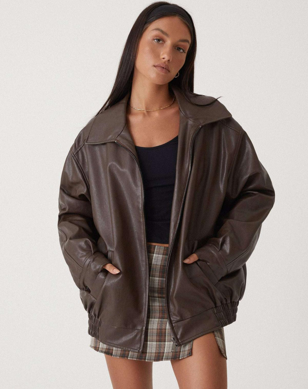 Veste en cuir mi-longue au style épuré