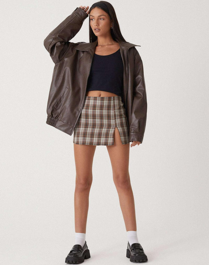 Veste en cuir mi-longue au style épuré